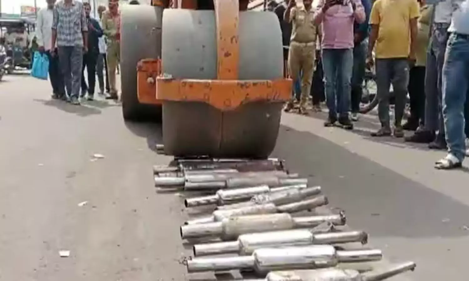 సైలెన్సర్లను రోడ్ రోలర్తో ధ్వంసం చేశారు..! సైలెన్సర్లను రోడ్ రోలర్తో ధ్వంసం చేశారు..!