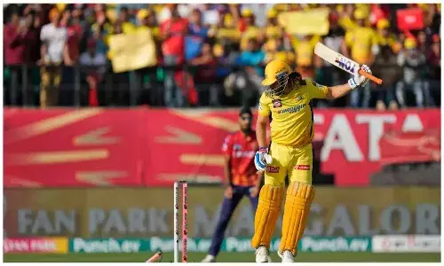 ధోనీ కంటే ఫాస్ట్ బౌలర్ నయం కదా..!