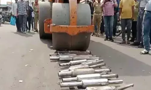 సైలెన్సర్లను రోడ్ రోలర్తో ధ్వంసం చేశారు..!