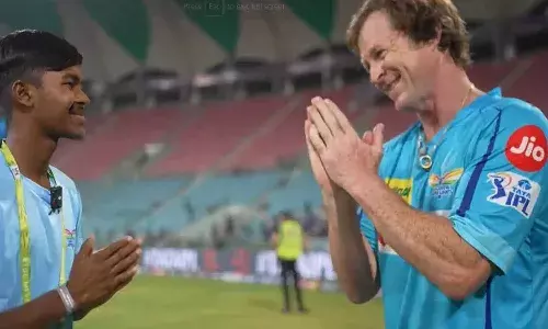 Video : ఆ కుర్రాడి క్యాచ్‌కు జాంటీ రోడ్స్‌ చేతులు జోడించి న‌మ‌స్క‌రించాడు..!