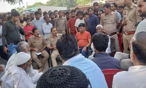 ఇద్దరిని క‌ర్ర‌తో కొట్టి చంపిన సైకో