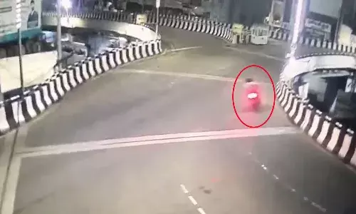 Visakhapatnam, bike accident,  fly over, two dead,