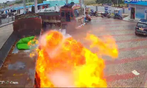 పెట్రోల్ బంక్కు వచ్చిన లారీలో ఒక్కసారిగా మంటలు.. సిబ్బంది అప్రమత్తమవడంతో..