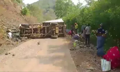 pickup vehicle overturn, Chhattisgarh, Kawardha