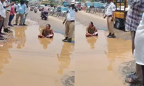 woman, protest,   flood water, viral video, Hyderabad ,