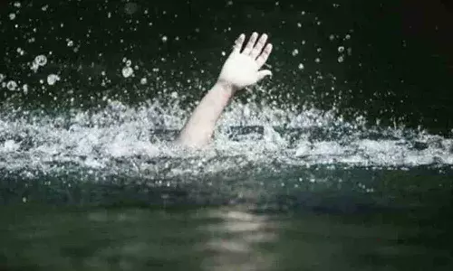 తాగిన వ్య‌క్తిని చెరువులోకి దూకి ఈత కొట్ట‌మ‌న్నారు.. చివ‌రికి విషాదం..