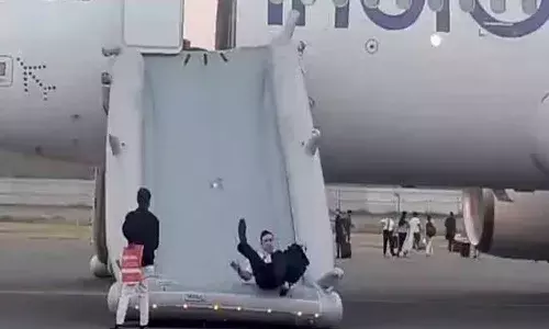 విమానం బాత్ రూమ్ లో బాంబు అని రాసిన టిష్యూ పేపర్