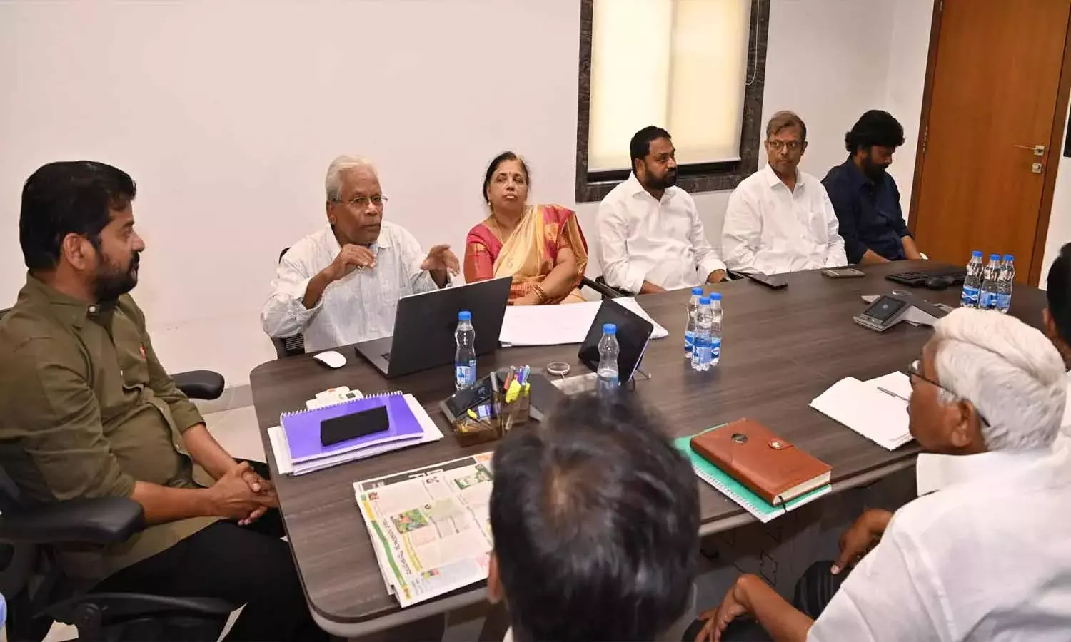 తెలంగాణ రాష్ట్ర చిహ్నం మార్పు.. సీఎం నివాసంలో సమావేశమైన నేత‌లు