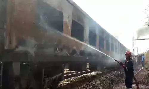 తాజ్ ఎక్స్‌ప్రెస్‌లో మంట‌లు