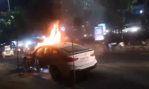 Hyderabad: రన్నింగ్‌ కారులో చెలరేగిన మంటలు.. తప్పిన పెనుప్రమాదం