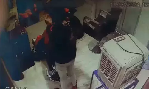 Barber, massages, spit, Lucknow, salon, arrest