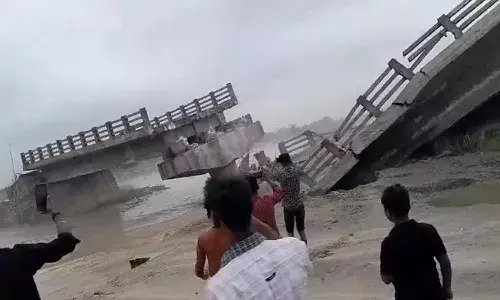 రూ.12 కోట్లతో నిర్మించిన‌ వంతెన.. ప్రారంభోత్సవానికి ముందే కూలింది..!
