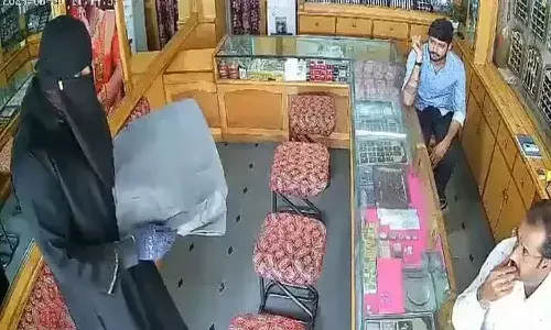 పట్టపగలు బురఖాలతో బంగారం దుకాణంలోకి చొరబడ్డారు.. స్కెచ్ వర్కవుట్ అయిందా..?