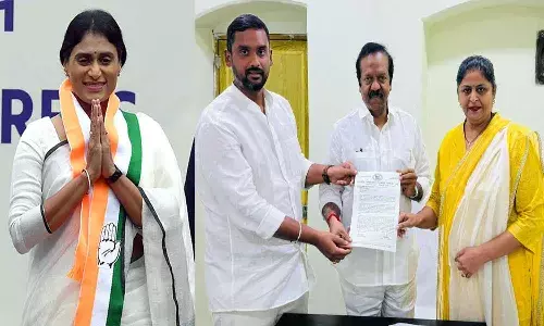సంచలన ఆరోపణలు.. షర్మిలపై కాంగ్రెస్ అధిష్టానానికి ఫిర్యాదు