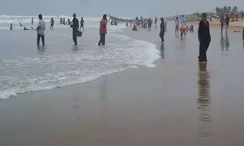 బాపట్ల.. బీచ్లో స్నానానికి వెళ్లి నలుగురు యువకులు గల్లంతు