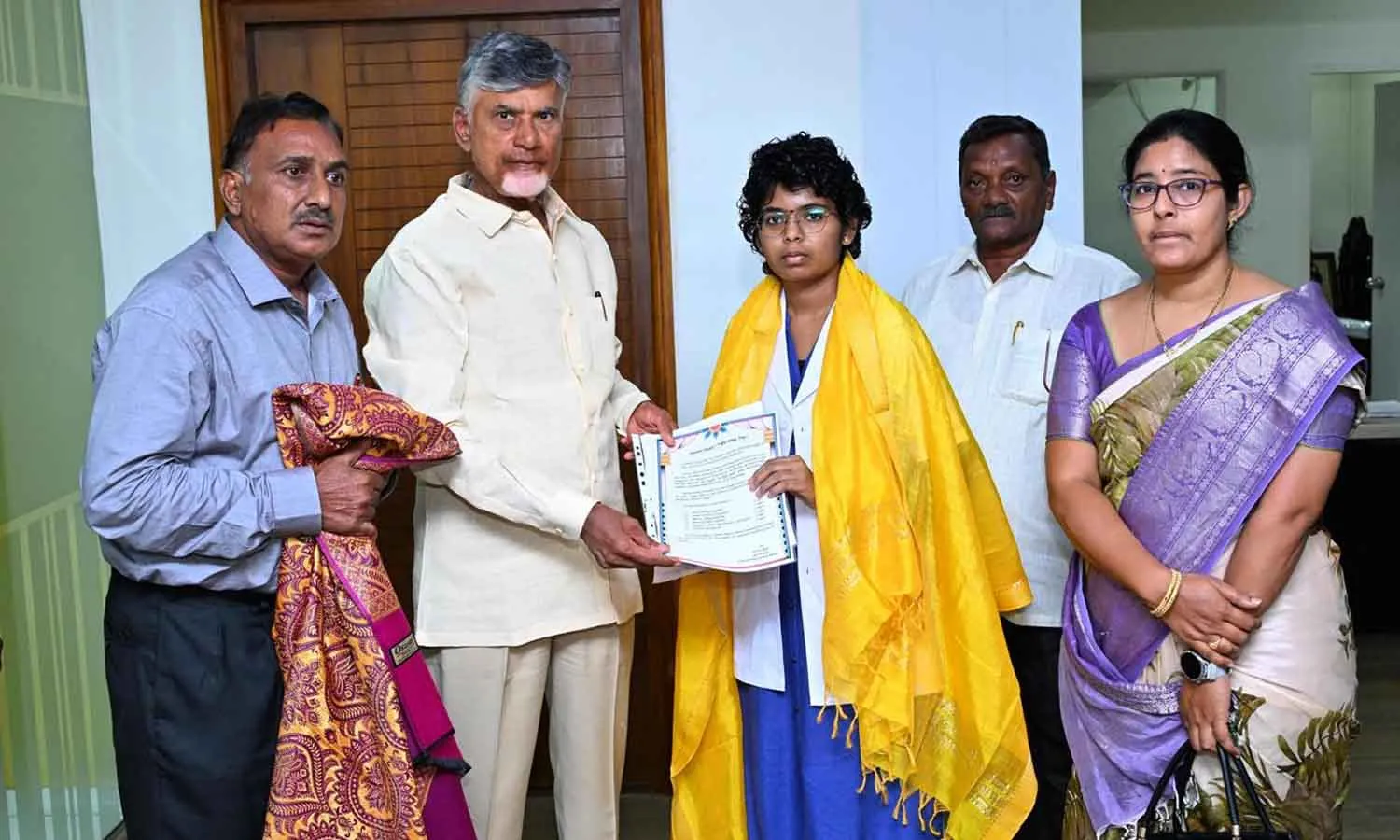 రాజధానికి రూ.25 లక్షల విరాళం ఇచ్చిన వైద్య విద్యార్థిని.. పోలవరంకు కూడా..
