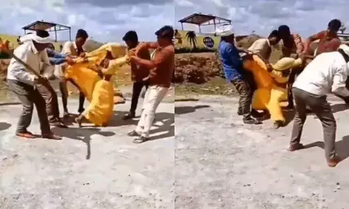 Video : మహిళను దారుణంగా కొడుతున్నా చూస్తూ ఉండిపోయారు.. వీడియోలు తీశారు