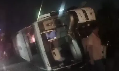 hyderabad, bus accident, orr, 16 injured,
