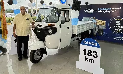 మూడు చక్రాల వాహనాల కోసం నూతన డీలర్ షిప్ ప్రారంభించిన బజాజ్ ఆటో