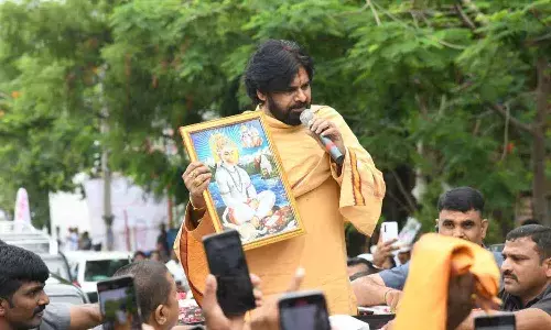 కొండగట్టులో మొక్కులు చెల్లించుకున్న పవన్ కళ్యాణ్