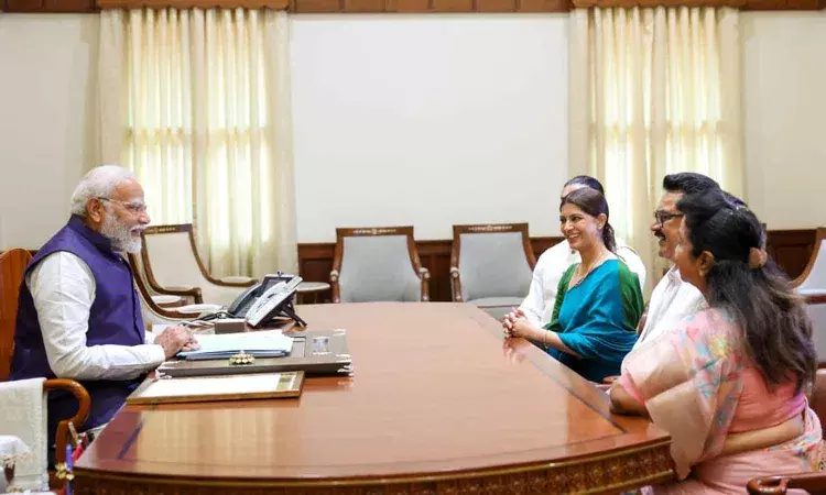 ప్రధాని మోదీకి పెళ్లి పత్రిక అందించిన వరలక్ష్మి