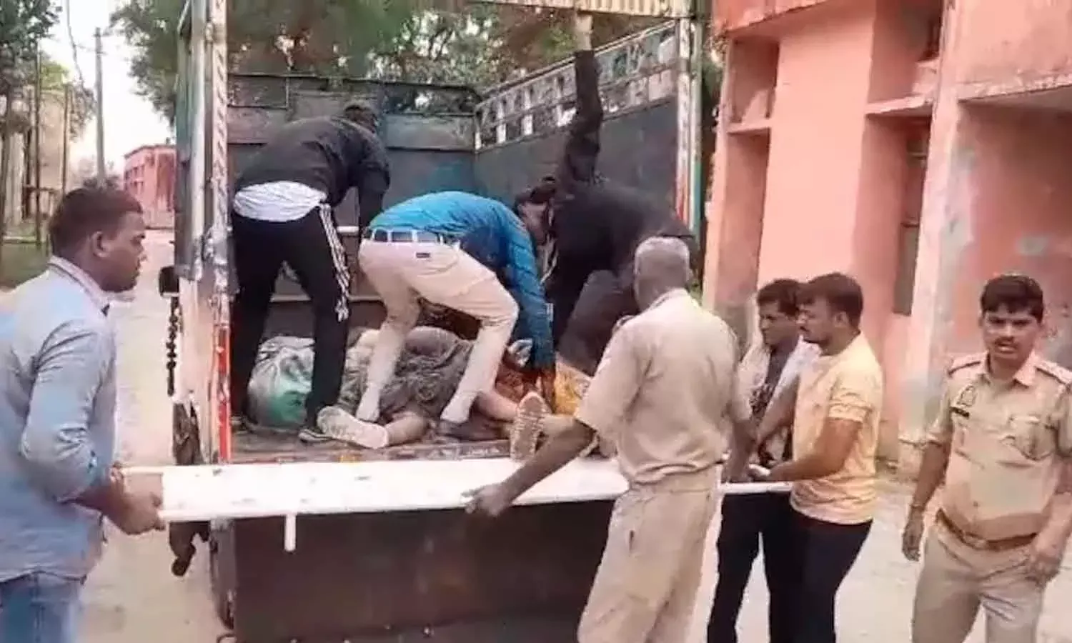 Breaking : హత్రాస్‌లో తొక్కిసలాట.. 27 మంది మృతి