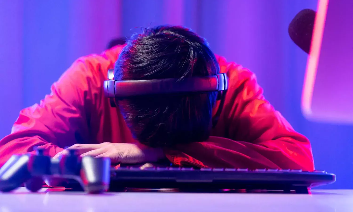 man died,  playing game,  internet cafe , china,