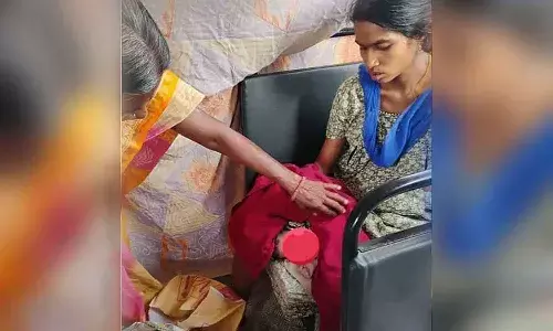ఆర్టీసీ బస్సులో ప్రసవించిన మహిళ