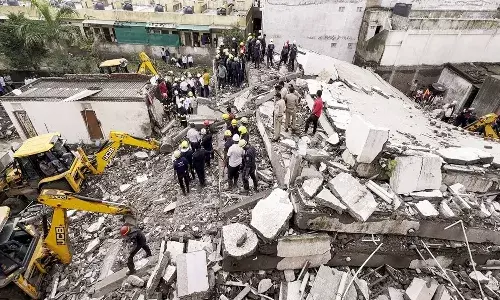 building collapse, Gujarat, seven people died,