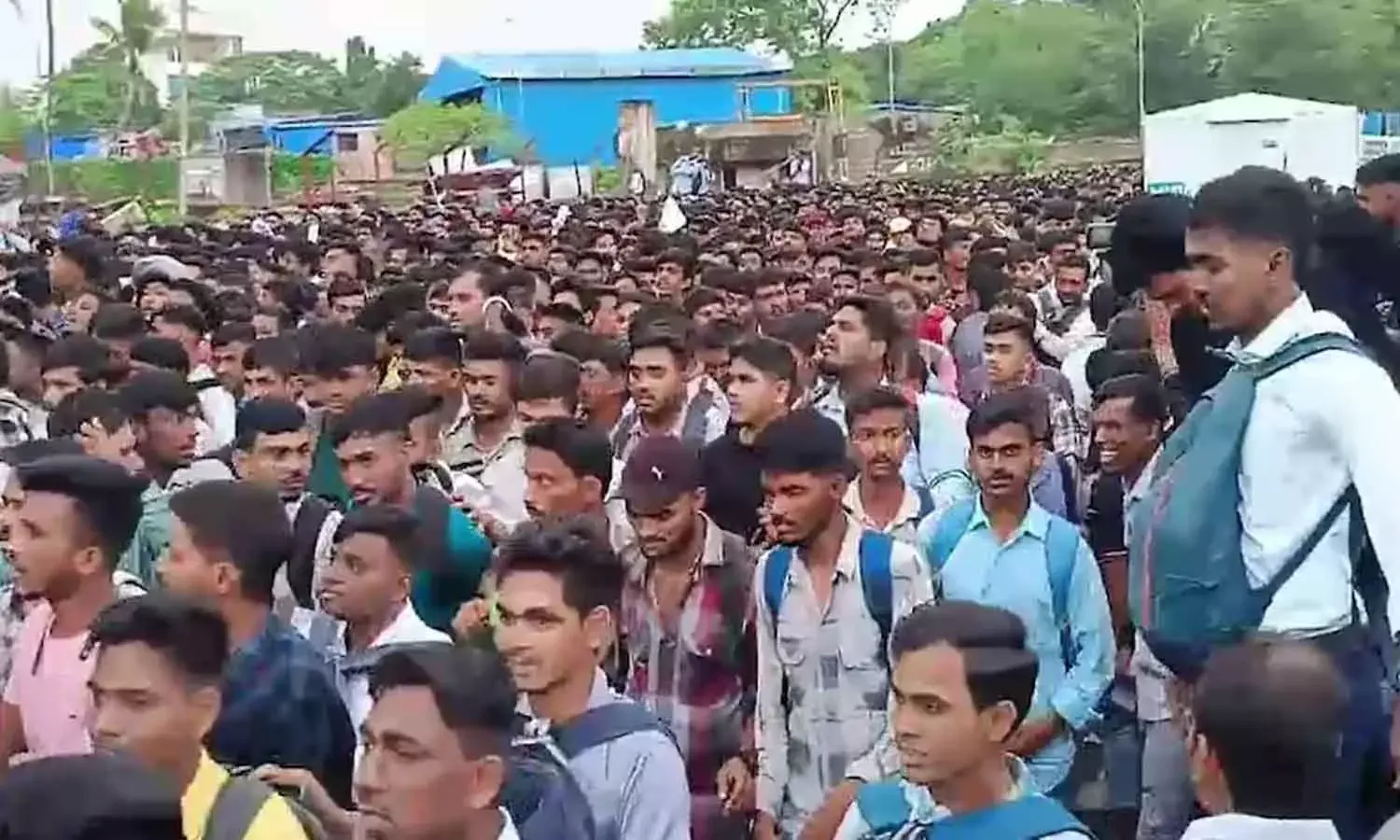 1800 ఉద్యోగాల కోసం 50000 మందికి పైనే.!