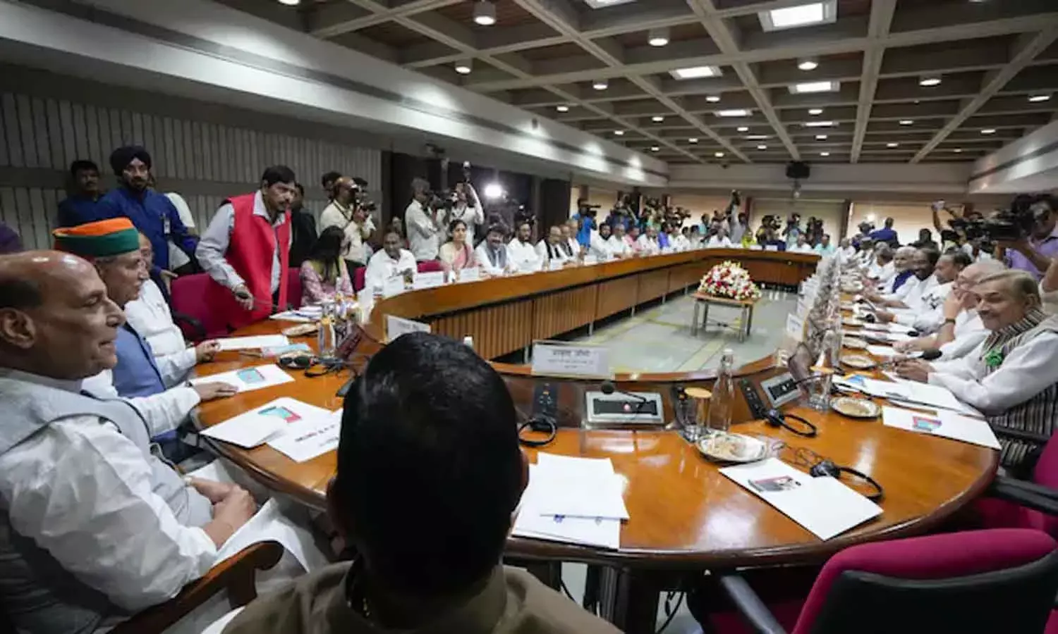 All Party Meeting : ప్రత్యేక హోదా కోసం డిమాండ్ చేసిన వైసీపీ... మౌనంగా ఉన్న టీడీపీ నేత‌లు