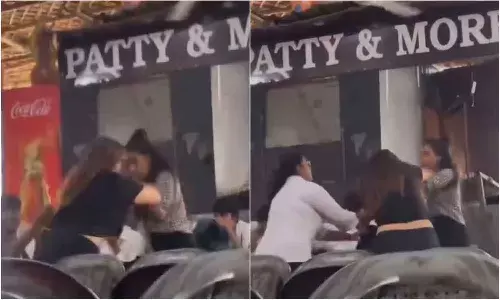 Viral Video : గొడవపడ్డ ఇద్దరు అమ్మాయిలు.. అబ్బాయిలు ఏం చేశారంటే..