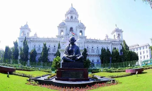 జాబ్ క్యాలెండర్పై చర్చ జరపండి.. అసెంబ్లీలో బీఆర్ఎస్ ఎమ్మెల్యేల నిరసన