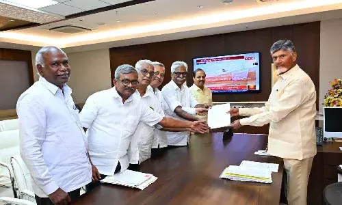 సీఎం చంద్రబాబును కలిసి సీపీఎం నేతలు