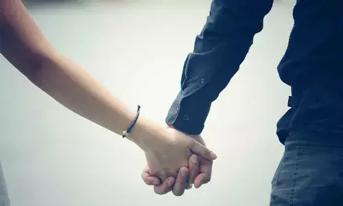 భార్య అక్రమ సంబంధం గురించి తెలుసుకున్న భర్త.. పంచాయితీ పెట్టగా..