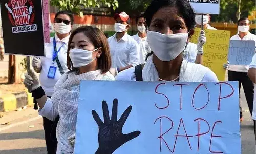 తెలంగాణ‌లో దారుణాలు.. కదులుతున్న బస్సులో మహిళపై.. సాఫ్ట్‌వేర్ ఇంజనీర్‌పై చిన్ననాటి స్నేహితుడు..