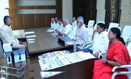 భూ కుంభకోణంపై సమగ్ర విచారణ జరిపించండి.. చంద్రబాబుకు సీపీఐ నేతల వినతి