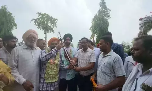 సరబ్‌జోత్‌కు ఘ‌న‌స్వాగ‌తం.. త‌ల్వార్‌ను బహుకరించిన సర్పంచ్