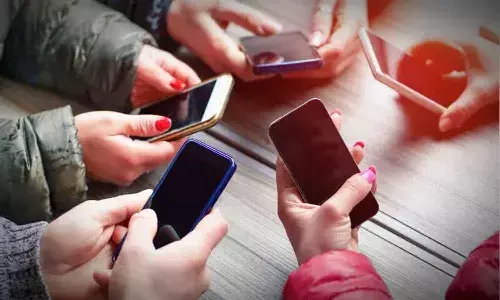 చిన్న పిల్లల చేతుల్లో మొబైల్ ఫోన్స్.. ఏమి చేస్తున్నారు, ఎలాంటి క్రైమ్స్ జరుగుతున్నాయి