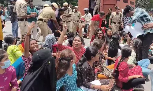 Hyderabad, Nizam College, students protest, 100 pc hostel allotment, UG girls