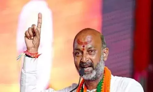 జాతీయ జెండాను చేతపట్టని వాడు భారతీయుడే కాదు