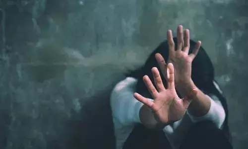 Hyderabad, coffee shop employee showed grit, to shoo away a man who grabbed her, JBS Metro station