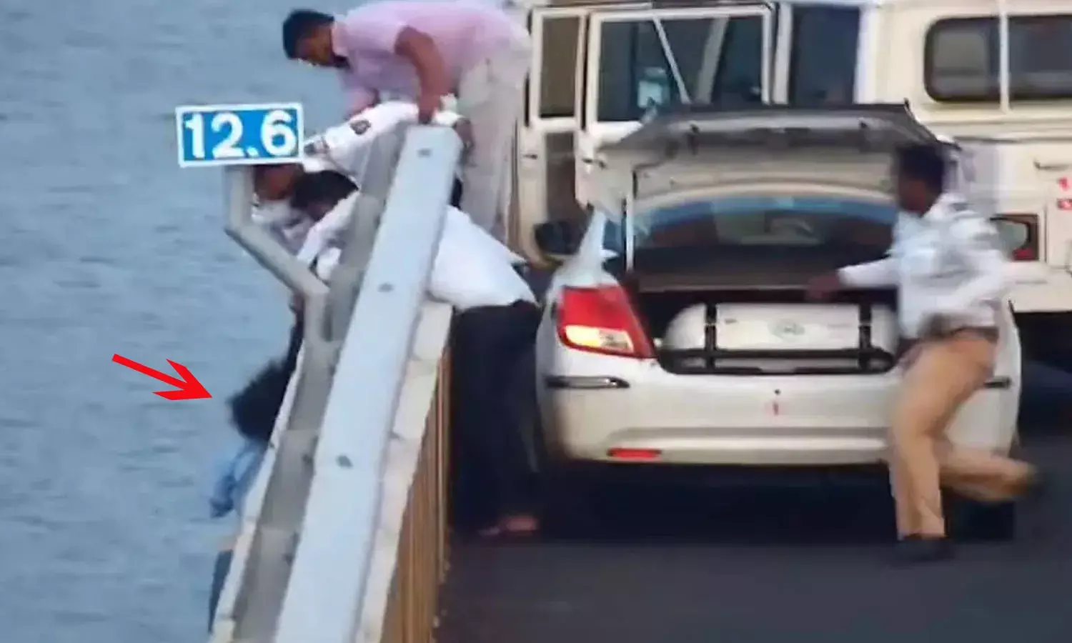 mumbai, atal setu, woman,  cab driver, cops,