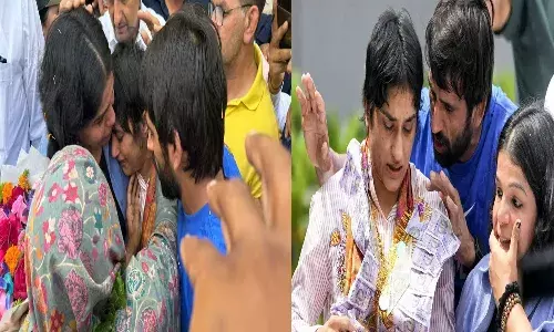 vinesh phogat,  delhi, fans, grand welcome, emotional,