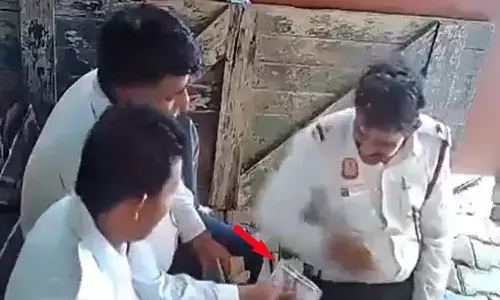cctv ,3 delhi traffic cops,  bribe money, viral video
