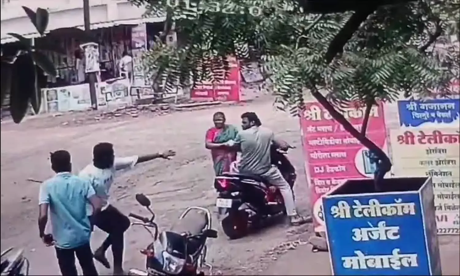 Viral Video : కొడుకును చంపడానికి కత్తులతో వచ్చారు.. తల్లి ఎలా ఎదురు తిరిగిందంటే..!
