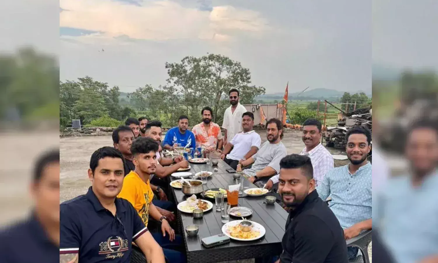 ms dhoni, chill,  friends, viral photos ,