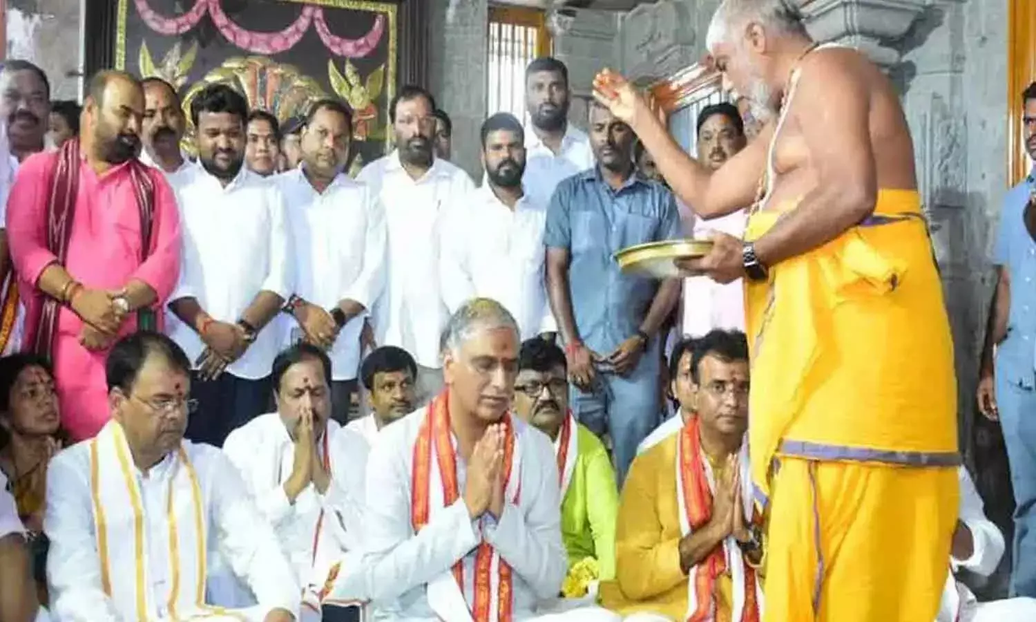 యాదగిరిగుట్ట మాడ వీధుల్లో హ‌రీష్ రావు పూజలు.. పోలీసుల‌కు ఫిర్యాదు
