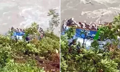 14 dead , Nepal, bus carrying Indian passengers, river