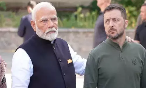 ఉక్రెయిన్ అధ్యక్షుడి భుజంపై చేయి వేసి మాట్లాడిన ప్రధాని